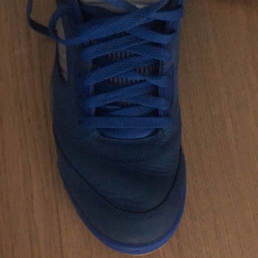 Jordan 5 laney, size 11, 8.5 condition. - Picture 5 of 5